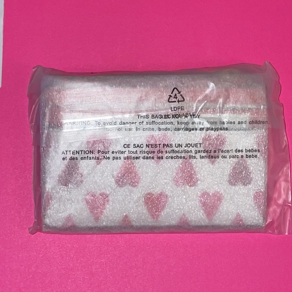 24HR DROP ⬇️ VS Heart Card Case Keychain - Picture 7 of 7